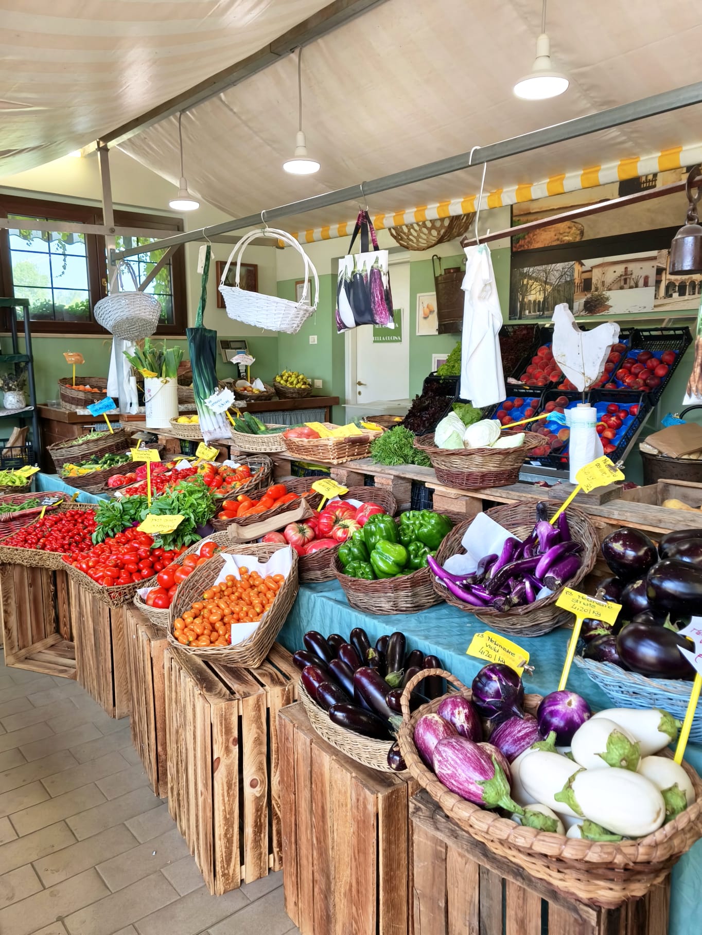 Il banco dello spaccio della Calina in estate, pieno di frutta e verdura